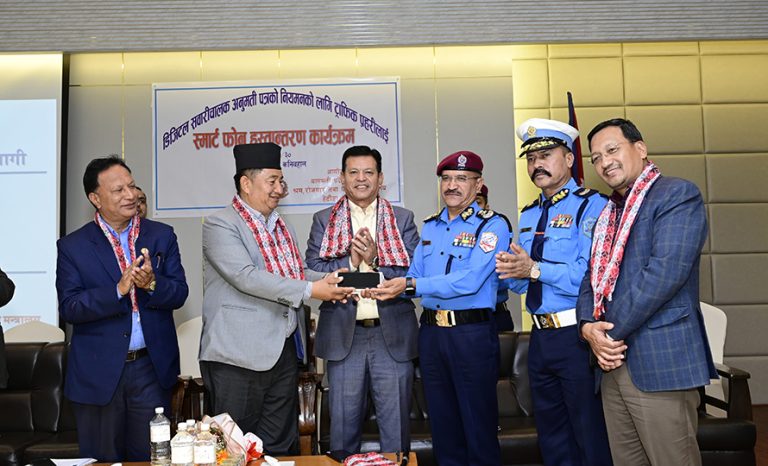 डिजिटल लाइसेन्स नियमनका लागि ट्राफिक प्रहरीलाई ४०८ थान स्मार्टफोन