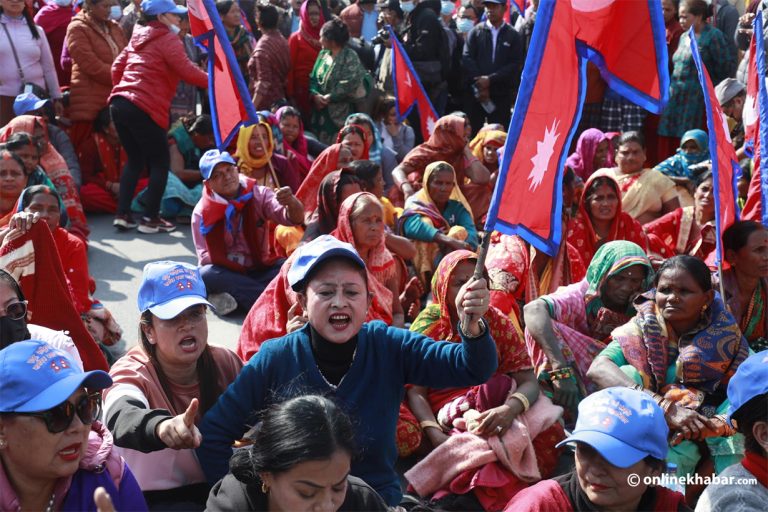 कोटेश्वर क्षेत्रमा दुर्गा प्रसाईं समूहको प्रदर्शन (तस्वीरहरू)
