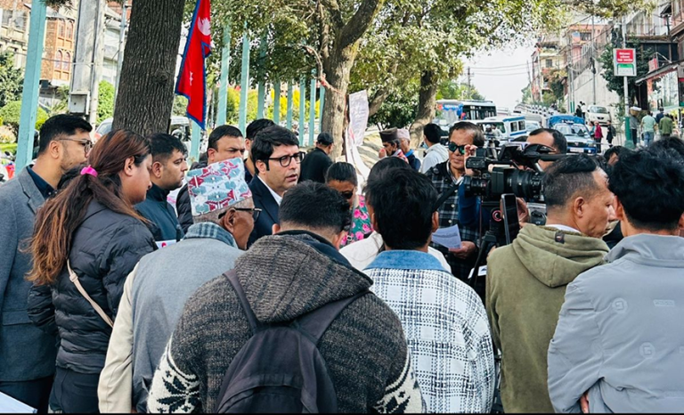 हवाइ भाडा महंगो भएको भन्दै माइतीघरमा विरोध प्रदर्शन