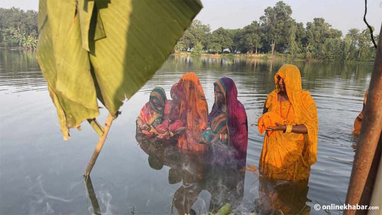 जनकपुरमा अस्ताउँदो सूर्यलाई सन्ध्या अर्घ्य दिइयो