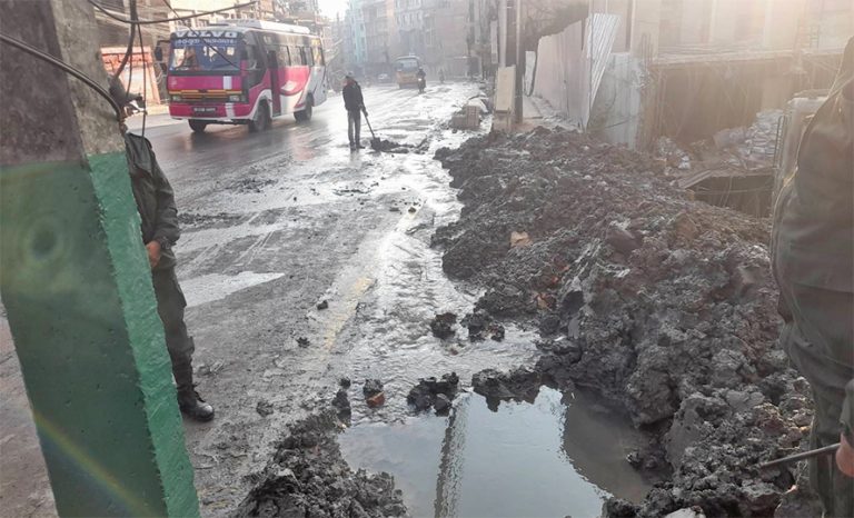 सडकमा फोहोर गरेको भन्‍दै ४ जनालाई काठमाडौं महानगरले तिरायो जरिवाना