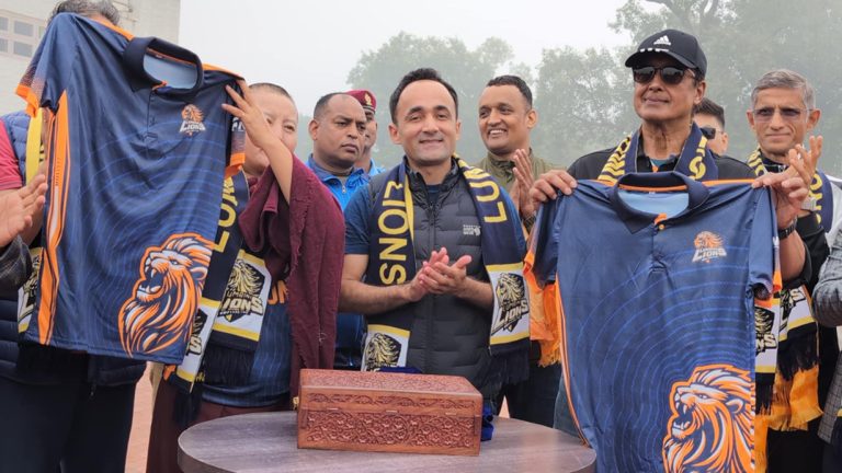 मायादेवी मन्दिरमा लुम्बिनी लायन्सको जर्सी सार्वजनिक