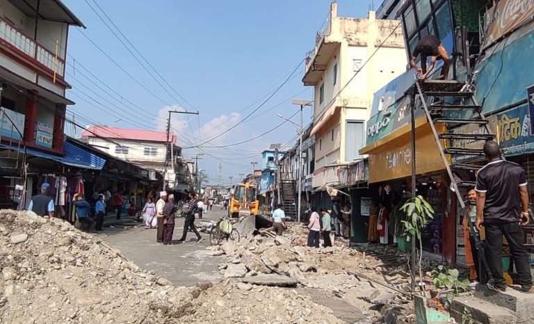 मेचीनगरले हटाउन थाल्‍यो धुलाबारी बजारका अतिक्रमित संरचना