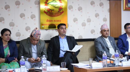 कर्मचारीलाई स्वास्थ्यमन्त्रीको निर्देशन : फाइल अड्काएर जनतालाई दुःख नदिनुस्