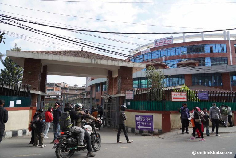 राहदानीको काम ठप्प, सूचना नपाउँदा कास्कीका सेवाग्राहीलाई सास्ती