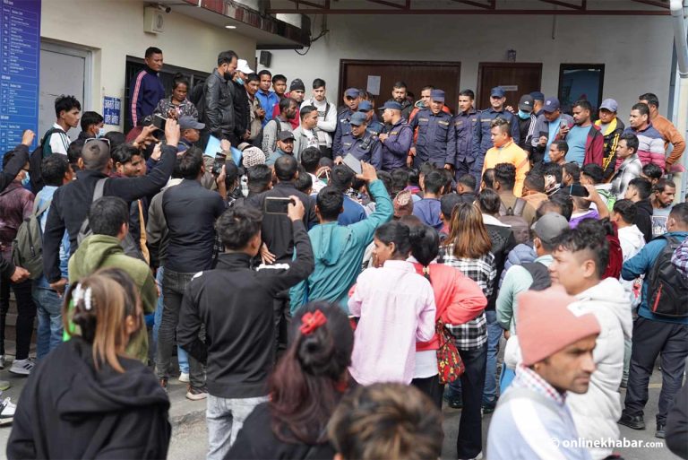 राहदानी वितरण रोकिएपछि सेवाग्राही आक्रोशित