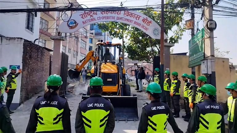 राष्ट्रिय सहकारी विकास बोर्डको अनधिकृत संरचनामा ललितपुर महानगरले चलायो डोजर