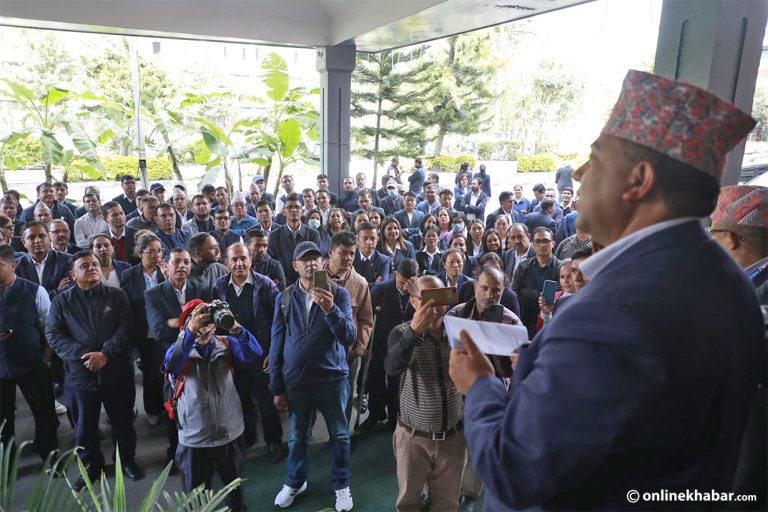 सिंहदरबारभित्र प्रशासन सेवाका कर्मचारी आन्दोलित