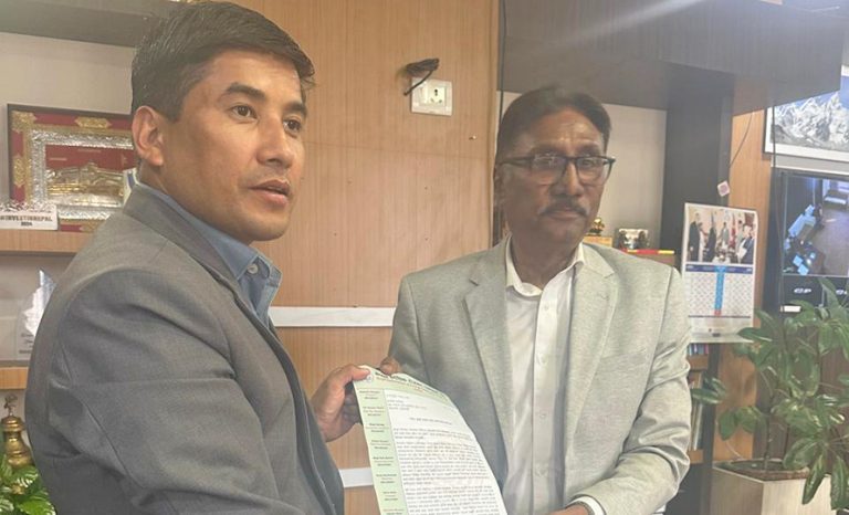 हवाई भाडामा कालोबजारी भएको भन्दै मन्त्रीलाई ज्ञापनपत्र