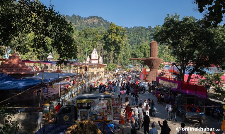 सताक्षीधाममा शतबीज छर्ने भक्तजनको भीड