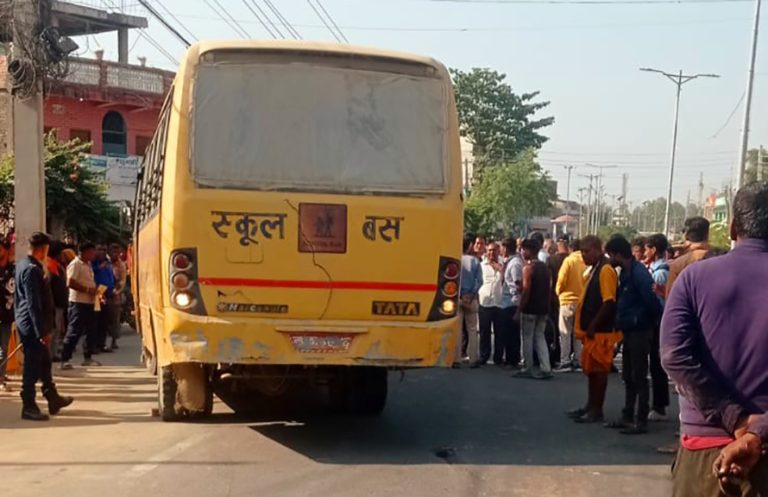 धनुषामा स्कुल बसले ठक्कर दिँदा बालिकाको मृत्यु