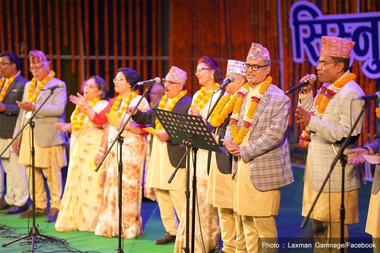 कुकुरतिहारमा सिस्नुपानीका माला र मुक्का