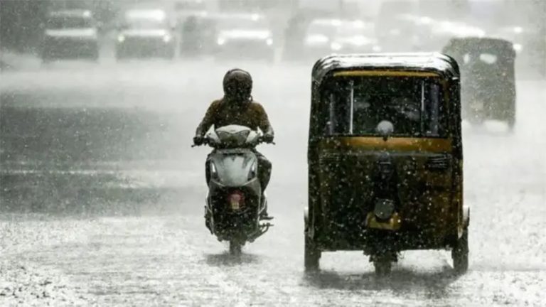 भारतमा आँधीका कारण विद्यालय बन्द