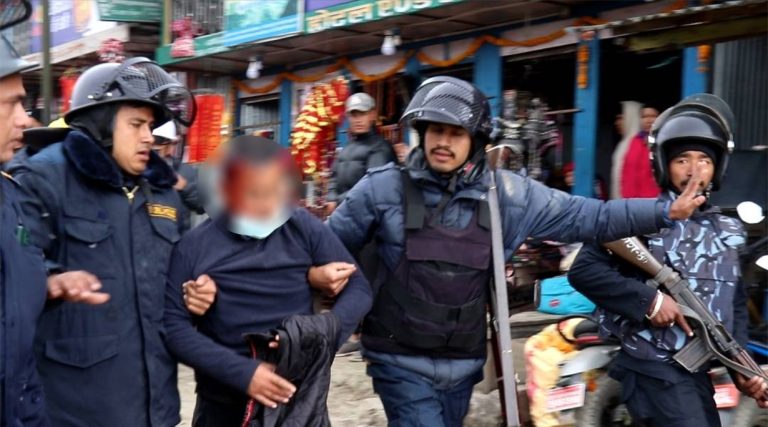 पाथीभरामा केवलकार बनाउन दिने र नदिने पक्षबीच झडप