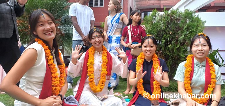 सप्तरंगी टीकामा सजिएपछि विदेशी भन्छन्ः प्रेम र सम्मानले भरिएको संस्कृति