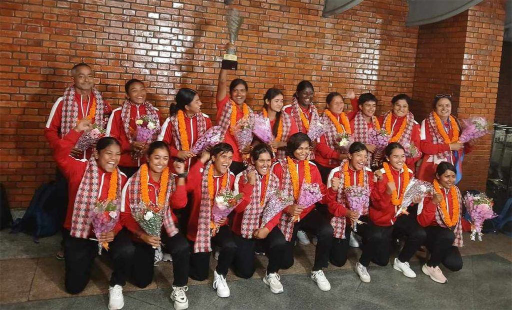 विश्वकपमा छनोट भएको नेपाली महिला टोलीलाई विमानस्थलमा भव्य स्वागत 