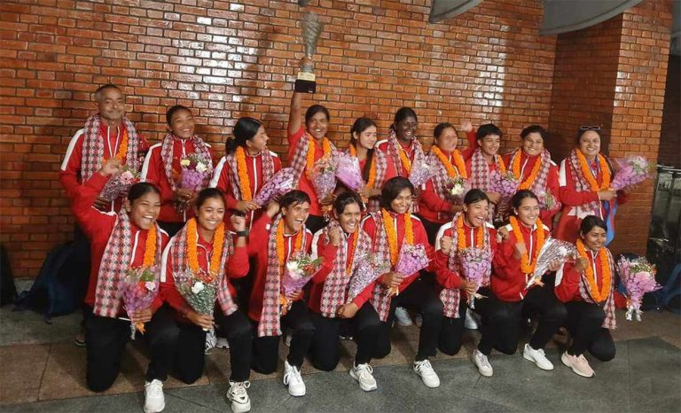 विश्वकपमा छनोट भएको नेपाली महिला टोलीलाई विमानस्थलमा भव्य स्वागत