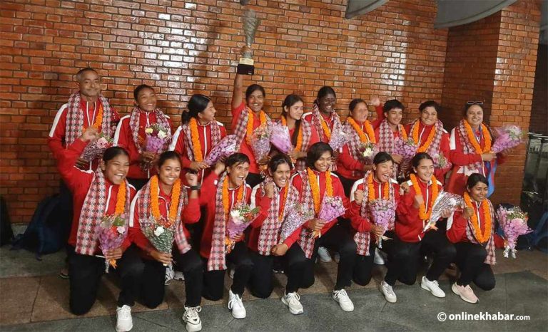 विश्वकपमा छनोट भएको नेपाली महिला टोलीलाई विमानस्थलमा भव्य स्वागत