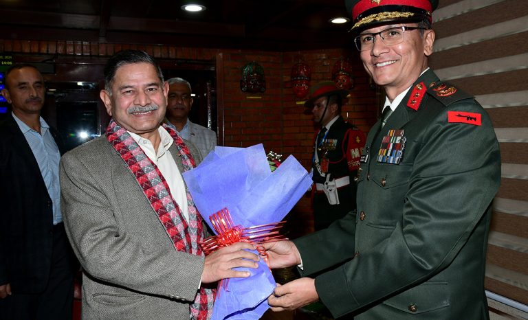 काठमाडौं आइपुगे भारतीय सेना प्रमुख, उपरथी अधिकारीले गरे विमानस्थलमा स्वागत