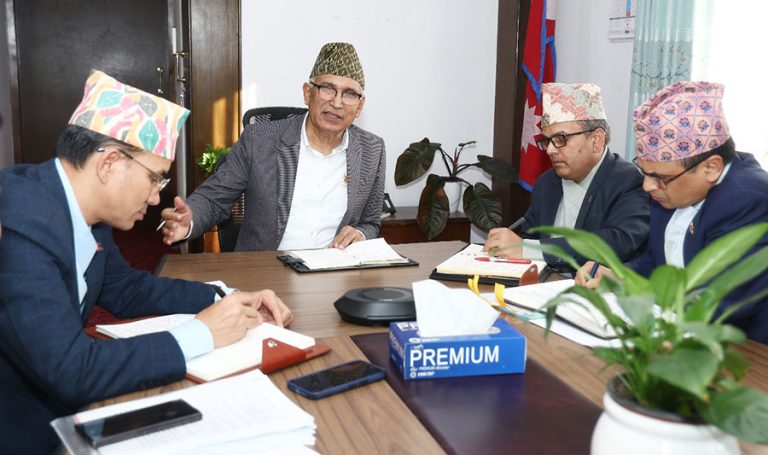 राजस्व संकलनमा थप मेहनत गर्न अर्थमन्त्रीको निर्देशन