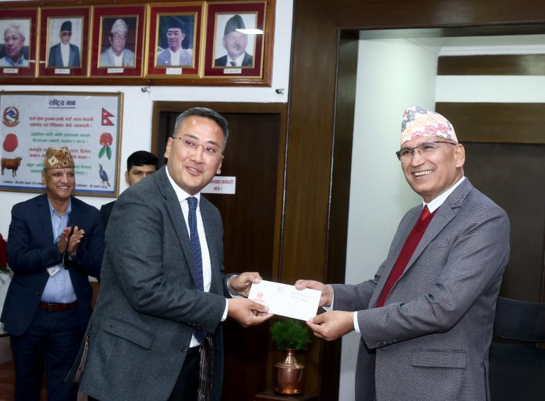 धितोपत्र बोर्ड अध्यक्ष श्रेष्ठले गरे शपथ ग्रहण