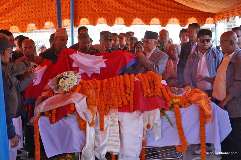 पूर्वसभामुख ढुंगानाको पार्थिव शरीरमा प्रधानमन्त्री ओलीले ओढाए राष्ट्रिय झन्डा