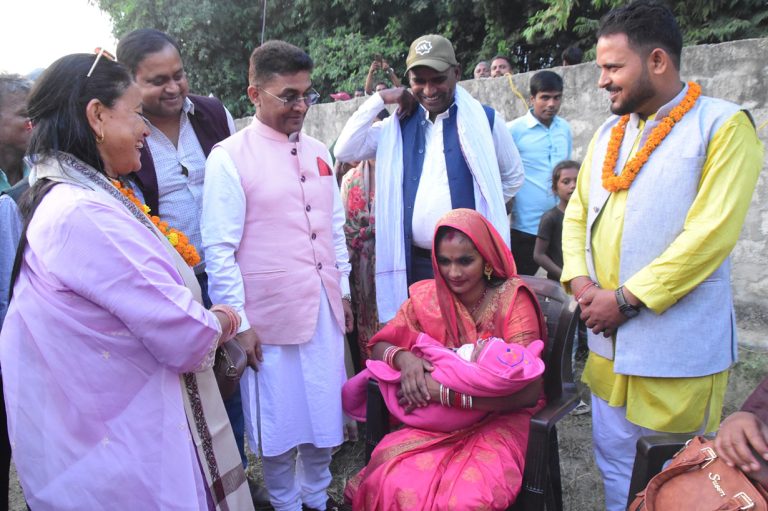 छोरी जन्मेको खुसियालीमा विपन्नलाई न्यानो कपडा वितरण
