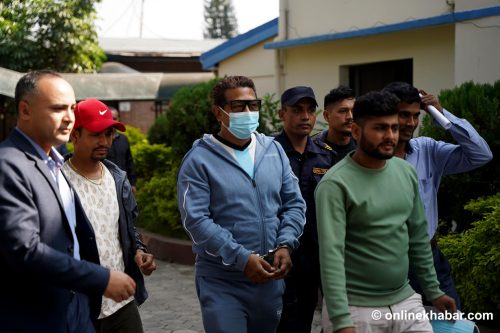 प्रहरीलाई झुक्याएर हाउजिङमा बसिरहेका थिए मनाङे