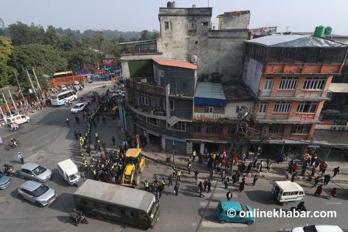 गौशालाका अतिक्रमित संरचनामा महानगरले चलायो डोजर
