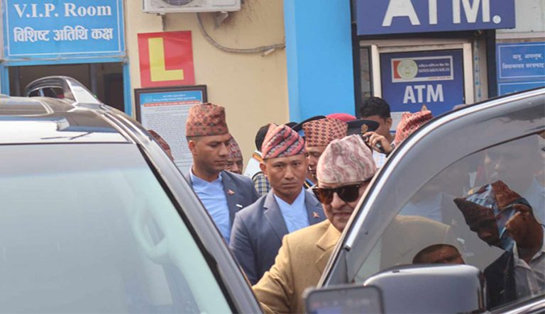 पूर्वराजा ज्ञानेन्द्र लुम्बिनीको हजार बुद्ध मन्दिरको पूजामा सरिक