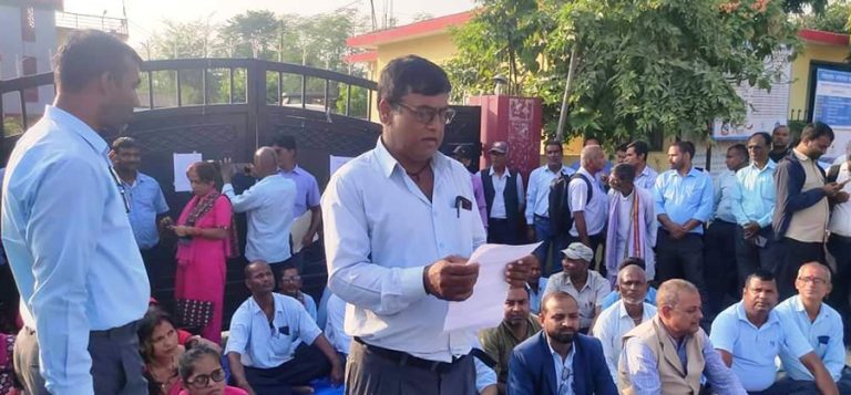 हनुमाननगर कंकालिनी नगरपालिकामा शिक्षक र कर्मचारीले लगाए ताला