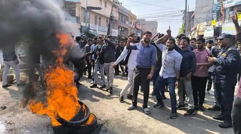 जनकपुरमा संस्थागत विद्यालय विरुद्ध विद्यार्थीको प्रदर्शन