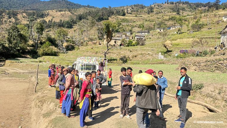 युवाहरू ‘कालापहाड’, सुनसान बन्दै गाउँ