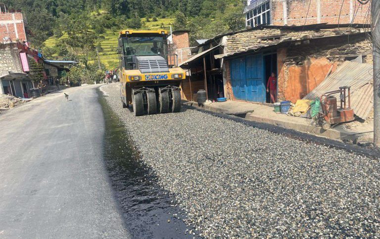 मध्यपहाडी लोकमार्गको बागलुङ खण्डमा धमाधम कालोपत्र