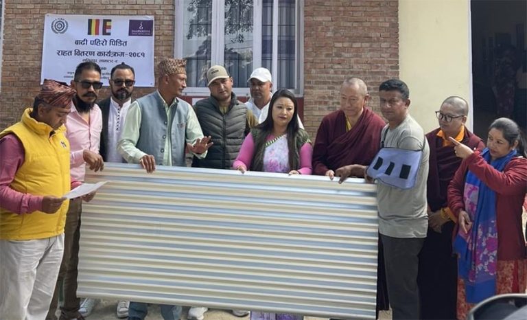 बाढीपीडित घरपरिवारलाई जस्तापाता सहयोग