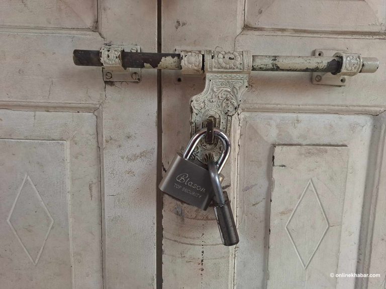 प्राध्यापक र कर्मचारीले खुला विश्वविद्यालमा लगाए ताला