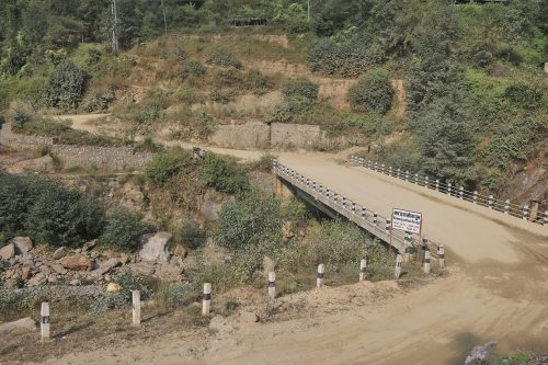 मध्यपहाडी लोकमार्गको खरङ्वा-यावरा खण्ड कालोपत्र
