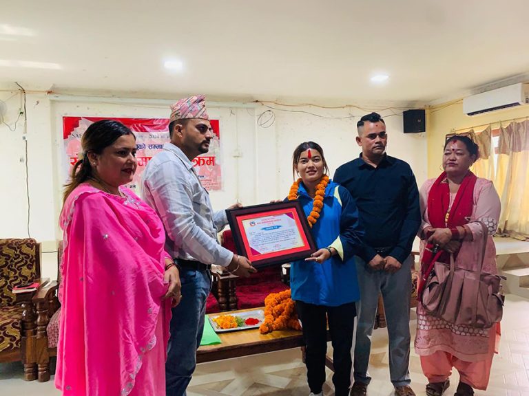 महिला फुटबल टोलीकी डिफेण्डर पूजा कोहलपुर नगरपालिकाबाट सम्मानित