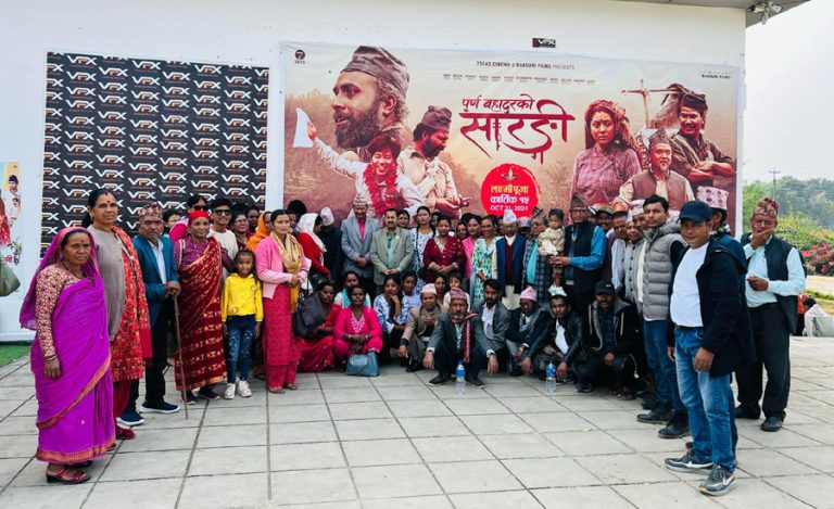 गाडी रिजर्भ गरेर वडाले ६५ जनालाई देखायो ‘पूर्णबहादुरको सारंगी’