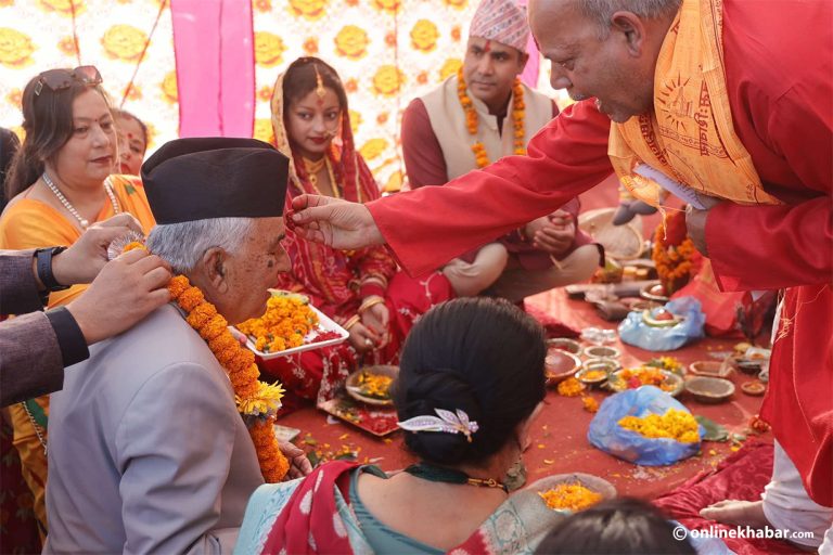 राष्ट्रपतिले गौरीघाट र कमलपोखरी पुगेर गरे छठ पूजा (तस्वीरहरू)