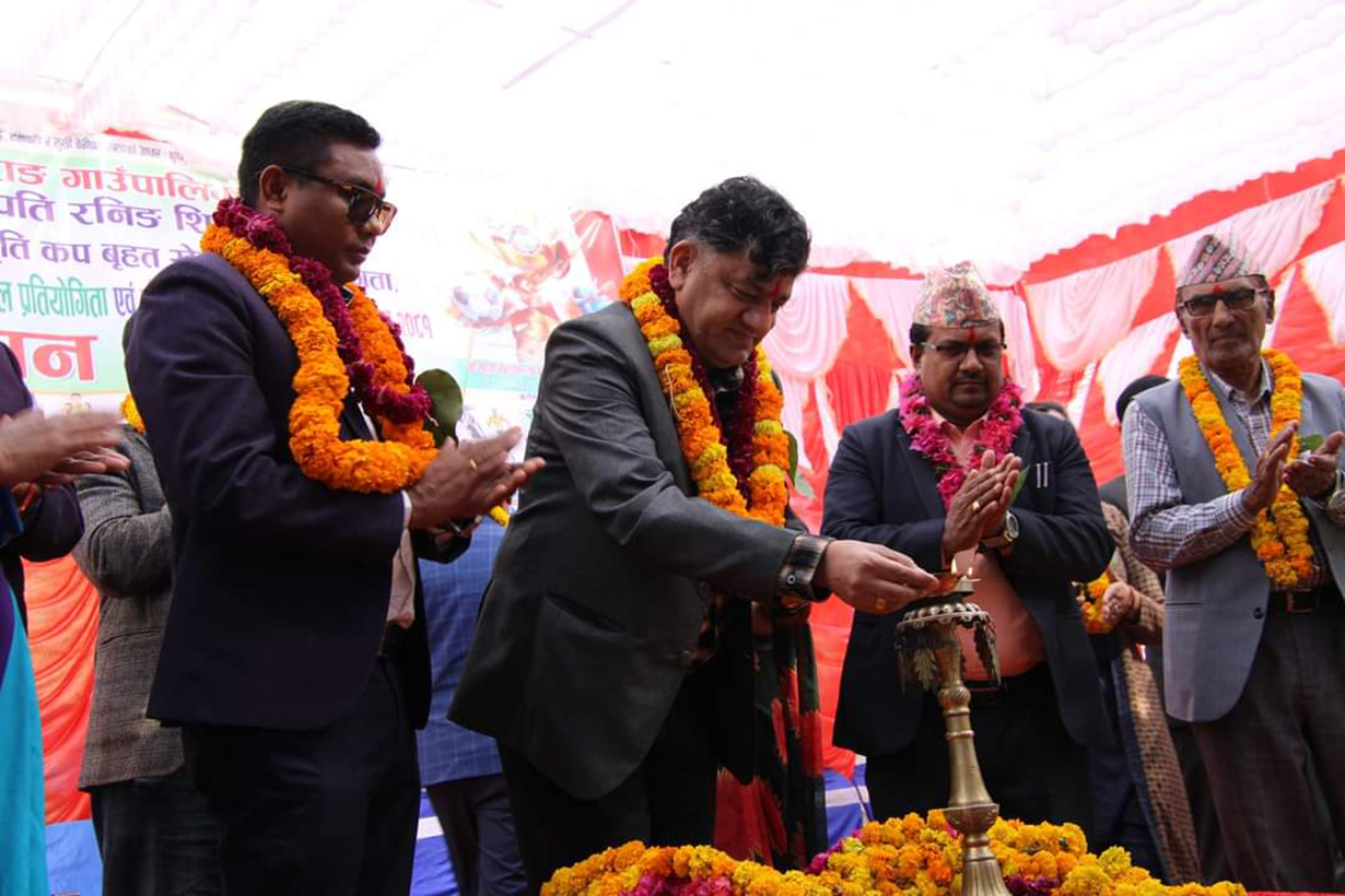 बाउआमा र भाइ गुमेको आँशुमा मुस्कुराएको विवेकको फूल बाउआमा र भाइ गुमेको आँशुमा मुस्कुराएको विवेकको फूल