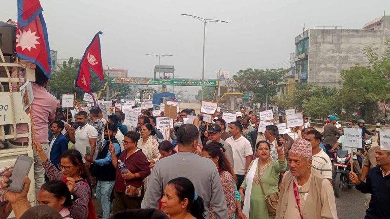 भैरहवामा रविको बयान चल्दै गर्दा रास्वपा र सहकारी पीडितको प्रदर्शन
