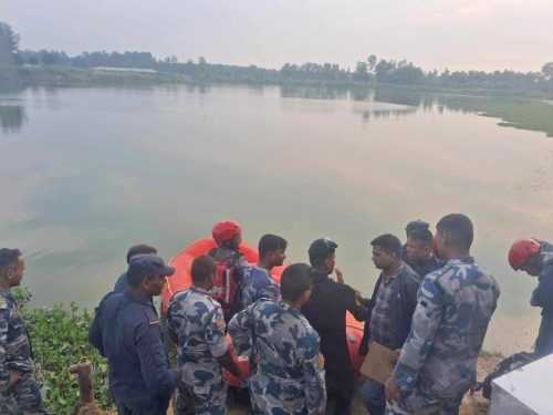 महोत्तरी जाँदै गरेको कार पोखरीमा डुब्यो, २ जना बेपत्ता