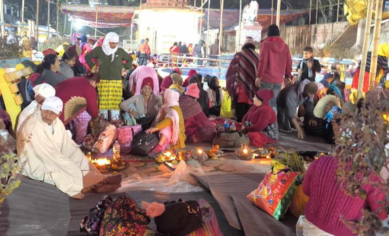 सताक्षीधाममा सतबीज छर्ने भक्तजनको भीड