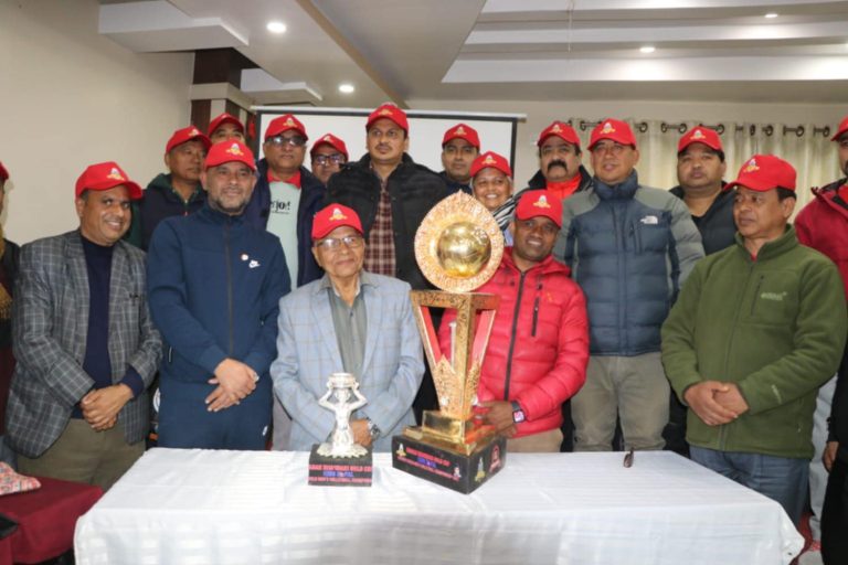 इन्डो-नेपाल पुरुष भलिबल : स्वर्ण जलपसहितको ट्रफी सार्वजनिक