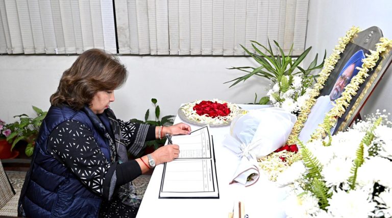 परराष्ट्रमन्त्री राणाले दिइन् भारतीय पूर्वप्रधानमन्त्री सिंहलाई श्रद्धाञ्जली