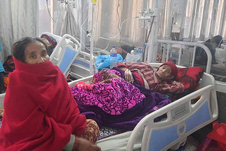वीर अस्पतालको बेड नम्बर २१४ : उपचार खर्चको आशमा ‘आमा-छोरी’