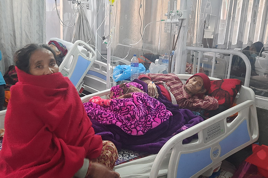वीर अस्पतालको बेड नम्बर २१४ : उपचार खर्चको आशमा ‘आमा-छोरी’
