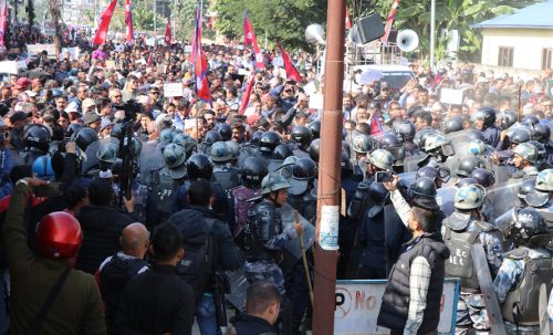 चितवनमा रास्वपा कार्यकर्तासँगको झडपमा आठ प्रहरी घाइते