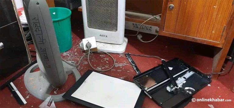 गाउँपालिका अध्यक्षले फुटाए जिल्ला प्रशासन कार्यालयको स्क्यानर